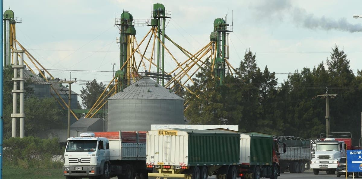 Camión descargando granos en el puerto de Quequén